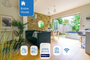 5 Bed 2 Bath House By LiveStay Short Lets & Serviced Accommodation Isleworth with Private Garden & Jacuzzi